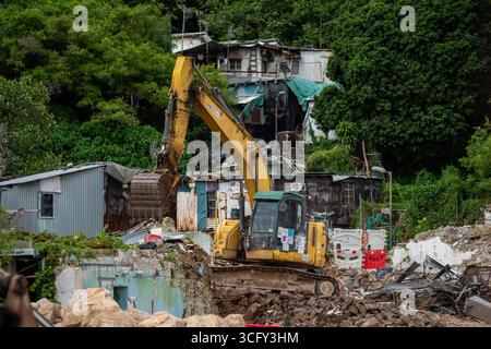 Hong Kong Cha Kwo Ling Village un escavatore che demolisce una casa al Cha Kwo Ling Village il 25 agosto 2025 a Hong Kong. Il villaggio di Cha Kwo Ling, uno degli ultimi insediamenti di Hong Kongs, è pronto per essere demolito. Foto di Vernon Yuen/Nexpher Images Foto Stock