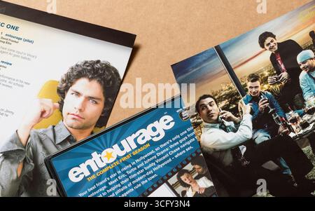 "Entourage" il cofanetto completo in DVD della prima stagione con inserti con Vincent Chase e personaggi principali, isolato su uno sfondo chiaro e liscio Foto Stock