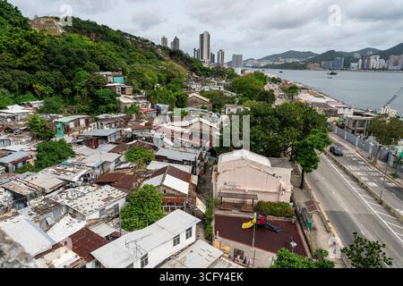 25 agosto 2025, Hong Kong, Hong Kong, Hong Kong: Una vista generale che mostra le case al Cha Kwo Ling Village il 25 agosto 2025 a Hong Kong. Il villaggio di Cha Kwo Ling, uno degli ultimi insediamenti di Hong Kong, è pronto per la demolizione. (Immagine di credito: © Vernon Yuen/Nexpher Images via ZUMA Press Wire) SOLO PER USO EDITORIALE! Non per USO commerciale! Foto Stock