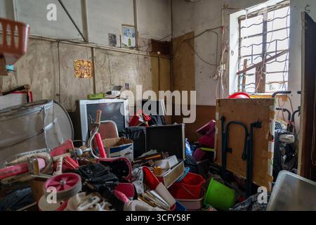 25 agosto 2025, Hong Kong, Hong Kong, Hong Kong: Una vista generale che mostra una casa abbandonata al villaggio di Cha Kwo Ling il 25 agosto 2025 a Hong Kong. Il villaggio di Cha Kwo Ling, uno degli ultimi insediamenti di Hong Kong, è pronto per la demolizione. (Immagine di credito: © Vernon Yuen/Nexpher Images via ZUMA Press Wire) SOLO PER USO EDITORIALE! Non per USO commerciale! Foto Stock