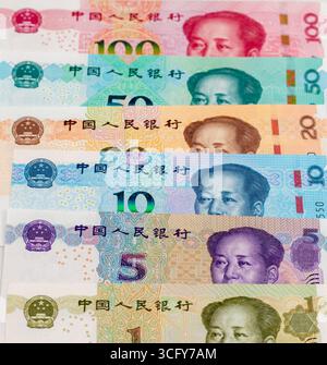 Pila verticale di banconote in Yuan cinesi di tagli colorati da 100 a 1. Foto Stock