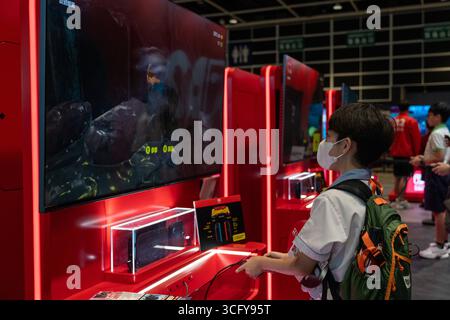 Hong Kong Daily Life Un ragazzo che gioca con un Nintendo Switch 2 il 25 agosto 2025 a Hong Kong. Foto di Vernon Yuen/Nexpher Images Foto Stock