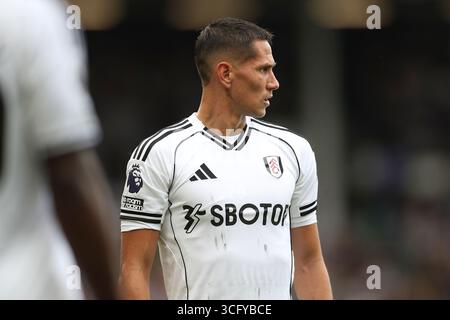 Londra, Regno Unito. 24 agosto 2025. Centrocampista del Fulham Sasa Lukic (20) durante la partita tra Fulham FC e Manchester United FC English Premier League al Craven Cottage, Londra, Regno Unito il 24 agosto 2025 Credit: Megan Ewens/Every Second Media Credit: Every Second Media/Alamy Live News Foto Stock