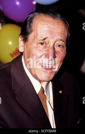 Martin Jente, deutscher Fernsehproduzent, legendär als Butler Herr Martin in der ARD-Quizshow: Einer wird gewinnen, aka EWG, der am Schluss im Frack dem Showmaster Kulenkampff stets einen Mantel, Hut, Schal und Schirm reicht, Portrait, circa 1989. Foto Stock