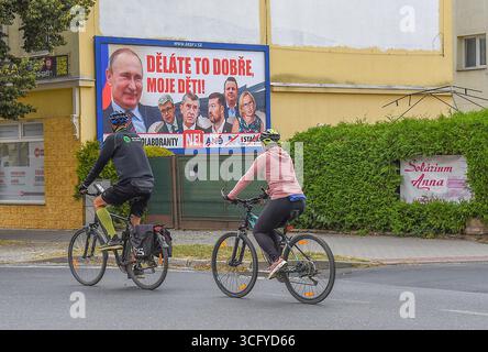 Cartelloni con il presidente russo Vladimir Putin e i politici dell'opposizione ceca ANO, SPD e STACILO con lo slogan "You're doing it right my child Foto Stock