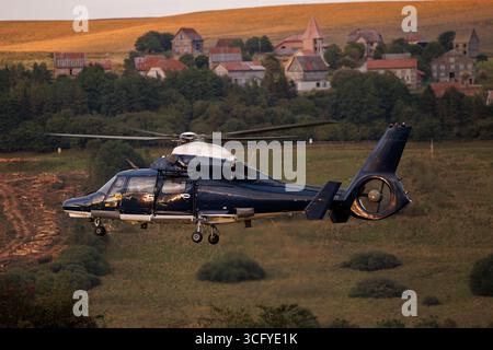 Coppia SAS Dauphin che lavora su SENTA effettuando manovre di basso livello Foto Stock