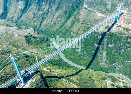 (250825) -- ZHENFENG, 25 agosto 2025 (Xinhua) -- questa foto del drone aereo, scattata il 25 agosto 2025, mostra una prova di carico sul ponte del Grand Canyon di Huajiang nella provincia di Guizhou nella Cina sud-occidentale. Il Huajiang Grand Canyon Bridge, destinato a diventare il ponte più alto del mondo, aveva completato una prova di carico chiave a partire da lunedì, prima della sua apertura prevista a fine settembre. Il processo di test di cinque giorni ha confermato che la resistenza strutturale, la rigidità e le prestazioni dinamiche del ponte rispettavano gli standard di sicurezza, secondo il team di test. La prova di carico, considerata la fase finale prima che il ponte accolga tra Foto Stock