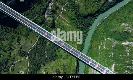 (250825) -- ZHENFENG, 25 agosto 2025 (Xinhua) -- questa foto del drone aereo, scattata il 25 agosto 2025, mostra una prova di carico sul ponte del Grand Canyon di Huajiang nella provincia di Guizhou nella Cina sud-occidentale. Il Huajiang Grand Canyon Bridge, destinato a diventare il ponte più alto del mondo, aveva completato una prova di carico chiave a partire da lunedì, prima della sua apertura prevista a fine settembre. Il processo di test di cinque giorni ha confermato che la resistenza strutturale, la rigidità e le prestazioni dinamiche del ponte rispettavano gli standard di sicurezza, secondo il team di test. La prova di carico, considerata la fase finale prima che il ponte accolga tra Foto Stock