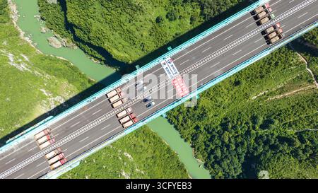 (250825) -- ZHENFENG, 25 agosto 2025 (Xinhua) -- questa foto del drone aereo, scattata il 25 agosto 2025, mostra una prova di carico sul ponte del Grand Canyon di Huajiang nella provincia di Guizhou nella Cina sud-occidentale. Il Huajiang Grand Canyon Bridge, destinato a diventare il ponte più alto del mondo, aveva completato una prova di carico chiave a partire da lunedì, prima della sua apertura prevista a fine settembre. Il processo di test di cinque giorni ha confermato che la resistenza strutturale, la rigidità e le prestazioni dinamiche del ponte rispettavano gli standard di sicurezza, secondo il team di test. La prova di carico, considerata la fase finale prima che il ponte accolga tra Foto Stock