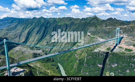 (250825) -- ZHENFENG, 25 agosto 2025 (Xinhua) -- questa foto del drone aereo, scattata il 25 agosto 2025, mostra una prova di carico sul ponte del Grand Canyon di Huajiang nella provincia di Guizhou nella Cina sud-occidentale. Il Huajiang Grand Canyon Bridge, destinato a diventare il ponte più alto del mondo, aveva completato una prova di carico chiave a partire da lunedì, prima della sua apertura prevista a fine settembre. Il processo di test di cinque giorni ha confermato che la resistenza strutturale, la rigidità e le prestazioni dinamiche del ponte rispettavano gli standard di sicurezza, secondo il team di test. La prova di carico, considerata la fase finale prima che il ponte accolga tra Foto Stock