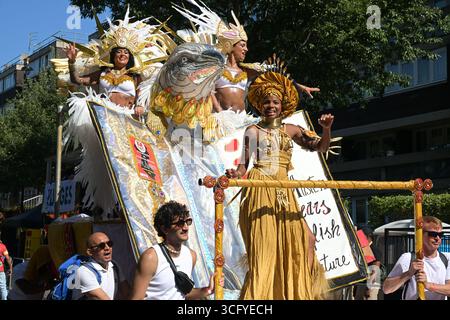 Londra, Regno Unito. 25 agosto 2025. I rivelatori partecipano alla Parata per adulti il lunedì del Carnevale di Notting Hill a West London, Regno Unito. La colorata sfilata è il culmine del Carnevale annuale che si tiene durante il fine settimana delle festività di agosto. Crediti: MARTIN DALTON/Alamy Live News Foto Stock