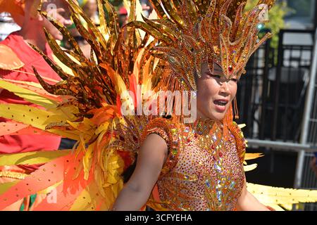 Londra, Regno Unito. 25 agosto 2025. I rivelatori partecipano alla Parata per adulti il lunedì del Carnevale di Notting Hill a West London, Regno Unito. La colorata sfilata è il culmine del Carnevale annuale che si tiene durante il fine settimana delle festività di agosto. Crediti: MARTIN DALTON/Alamy Live News Foto Stock