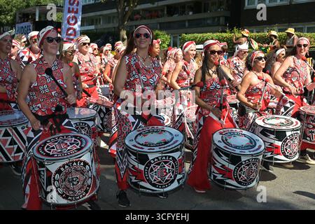 Londra, Regno Unito. 25 agosto 2025. I rivelatori partecipano alla Parata per adulti il lunedì del Carnevale di Notting Hill a West London, Regno Unito. La colorata sfilata è il culmine del Carnevale annuale che si tiene durante il fine settimana delle festività di agosto. Crediti: MARTIN DALTON/Alamy Live News Foto Stock