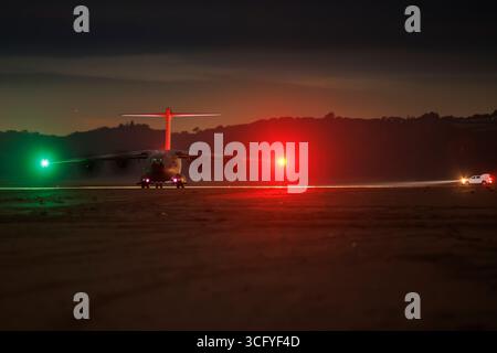 Atlas la RAF A400M conduce sbarchi in spiaggia a Pembrey Sands Foto Stock