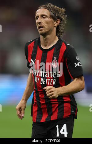 Luka Modric dell'AC Milan guarda durante la partita di serie A tra AC Milan e US Cremonese allo Stadio Giuseppe Meazza il 23 agosto 2025 a Milano. Foto Stock