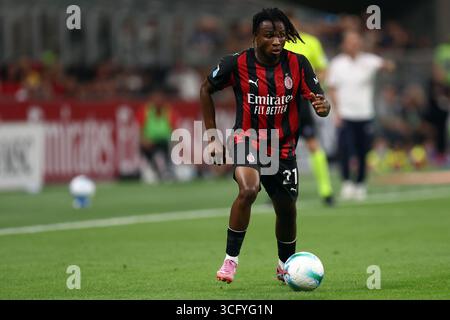 Samuel Chukwueze dell'AC Milan in azione durante la partita di serie A tra AC Milan e US Cremonese allo Stadio Giuseppe Meazza il 23 agosto 2025 a Milano. Foto Stock