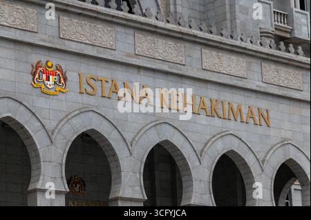 Il Tribunale federale della Malesia (Mahkamah Persekutuan Malaysia) sul Persiaran Perdana o Putrajaya Boulevard, è il viale più lungo di Putrajaya, Malaysi Foto Stock