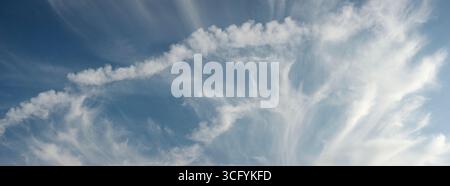 Wispy Clouds su Londra Foto Stock