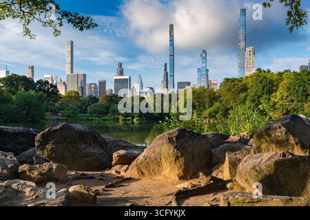 Central Park in estate con rocce e alberi che incorniciano i grattacieli di Billionaires Row. Paesaggio urbano dello skyline di Manhattan dall'Upper West Side. New York Foto Stock