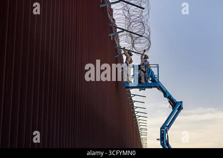 Yuma, Stati Uniti. 19 agosto 2025. US Marines con Combat Logistics Battalion 15, Combat Logistics Regiment 17, 1st Marine Logistics Group, assegnato al Joint Task Force-Southern Border, installa filo a fisarmonica lungo il muro di confine meridionale con il Messico, 19 agosto 2025 vicino a Yuma, Arizona. Crediti: Sergente Mary Torres/US Marines Photo/Alamy Live News Foto Stock