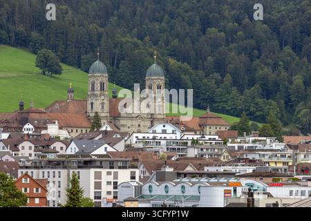 La barocca Kloster Einsiedeln è un'importante abbazia benedettina e un importante sito di pellegrinaggio nella Svizzera centrale. Foto Stock