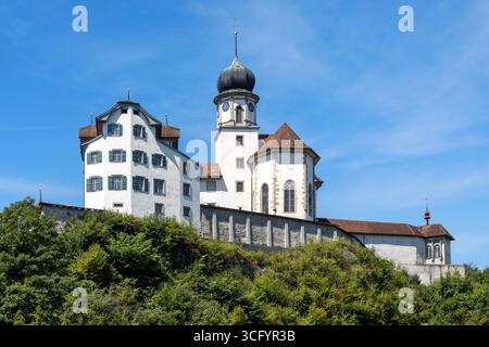 Lo storico Kloster Werthenstein, un ex monastero francescano e chiesa di pellegrinaggio, sorge maestosamente su una roccia che si affaccia sul fiume Kleine Emme. Foto Stock