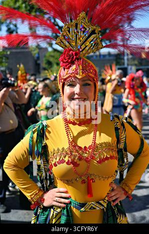 LONDRA, REGNO UNITO. 25 agosto 2025. La sfilata del Carnevale 2025 di Notting Hill è apprezzata da tutti in un'atmosfera fantastica, amichevole e tranquilla a Londra, Regno Unito. ( Credito: Vedi li/Picture Capital/Alamy Live News Foto Stock
