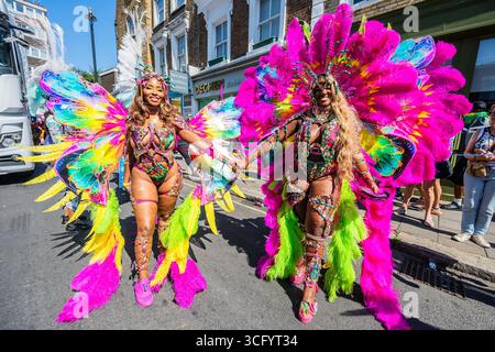 Londra, Regno Unito. 25 agosto 2025. La tribù Riddim - il lunedì del Carnevale di Notting Hill. L'evento annuale sulle strade del Royal Borough di Kensington e Chelsea, durante il fine settimana delle festività di agosto. È guidata da membri della comunità britannica delle Indie occidentali e attrae circa un milione di persone ogni anno, rendendolo uno dei più grandi festival di strada del mondo. Crediti: Guy Bell/Alamy Live News Foto Stock