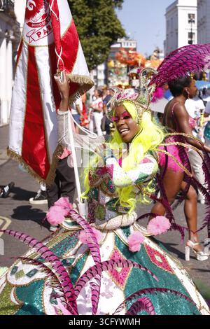 25 agosto 2025, Notting Hill, Londra, Inghilterra Notting Hill Carnival 2025 celebra le comunità afro-caraibiche di Londra spettacolari costumi, carri allegorici altamente decorati e danze per le strade segnano l'annuale Carnevale di Notting Hill. La folla affluisce per partecipare e guardare. Si vendono cibi e bevande tradizionali e la musica è ovunque. Foto: Roland Ravenhill/Alamy Foto Stock