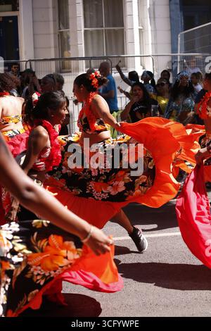 25 agosto 2025, Notting Hill, Londra, Inghilterra Notting Hill Carnival 2025 celebra le comunità afro-caraibiche di Londra spettacolari costumi, carri allegorici altamente decorati e danze per le strade segnano l'annuale Carnevale di Notting Hill. La folla affluisce per partecipare e guardare. Si vendono cibi e bevande tradizionali e la musica è ovunque. Foto: Roland Ravenhill/Alamy Foto Stock