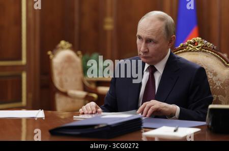 Mosca, Russia. 25 agosto 2025. Il presidente russo Vladimir Putin, ascolta il vice primo ministro, capo di stato maggiore del governo Dmitry Grigorenko, mentre presenta la sua relazione durante un incontro faccia a faccia al Cremlino, il 25 agosto 2025, a Mosca, in Russia. Crediti: Vyacheslav Prokofyev/piscina del Cremlino/Alamy Live News Foto Stock