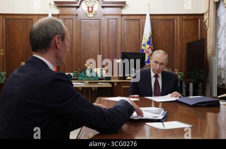 Mosca, Russia. 25 agosto 2025. Il presidente russo Vladimir Putin, a destra, ascolta il vice primo ministro, capo di stato maggiore del governo Dmitry Grigorenko, mentre presenta la sua relazione durante un incontro faccia a faccia al Cremlino, il 25 agosto 2025, a Mosca, in Russia. Crediti: Vyacheslav Prokofyev/piscina del Cremlino/Alamy Live News Foto Stock