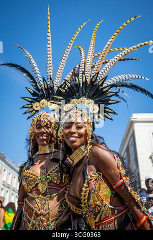 Londra, Regno Unito. 25 agosto 2025. Festaioli in costume durante il pomeriggio del Grand finale del Carnevale di Notting Hill. Il più grande festival di strada d’Europa si svolge nell’arco di due giorni e celebra la cultura caraibica, con oltre 1 milione di persone che ogni giorno assisteranno. Crediti: Stephen Chung / Alamy Live News Foto Stock