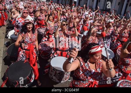 Londra, Regno Unito. 25 agosto 2025. I batteristi si esibiscono in sfilata il secondo giorno del Carnevale di Notting Hill 2025. L'evento annuale, con radici nella cultura caraibica, è il più grande Street party in Europa. Crediti: Vuk Valcic/Alamy Live News Foto Stock