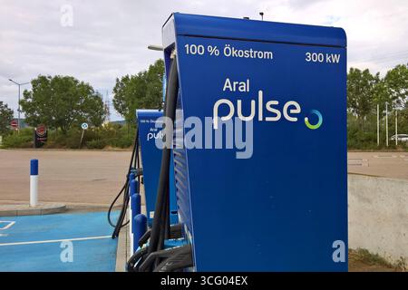 BEI einer Ladestation für Elektrofahrzeuge handelt es sich um eine für Elektrofahrzeuge konzipierte Ladestation. Im Gegensatz zu Verbrenner-PKW, Die praktisch nur an öffentlichen Tankstellen aufgetankt werden können bzw. dürfen, können Elektrofahrzeuge an privaten Stellplätzen geladen werden und benötigen dann nur für grössere Fahrten öffentliche Ladepunkte. Foto: Aral Pulse, Ökostrom-Zapfsäule, Strom-Tankstelle, 300 kW HPC Ladesäule - CCS *** Una stazione di ricarica per veicoli elettrici è una stazione di ricarica progettata per veicoli elettrici in contrasto con le auto a combustione, che può o può essere solo r Foto Stock