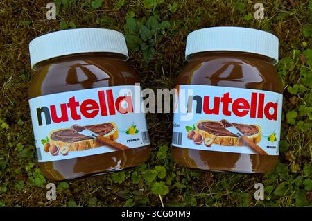 Nutella ist eine Nuss-Nougat-Creme des italienischen Herstellers Ferrero. SIE besteht überwiegend aus Zucker mit Zutaten von Palmöl, gerösteten Haselnüssen, Milchpulver, Kakao, Sojalecithin und Vanillin. In Deutschland gibt es Nutella seit 1965 *** la Nutella è una crema di torrone di noci del produttore italiano Ferrero è costituita principalmente da zucchero con ingredienti di olio di palma, nocciole tostate, latte in polvere, cacao, lecitina di soia e vanillina la Nutella è disponibile in Germania dal 1965 Foto Stock