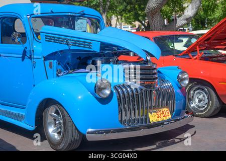 Santa Fe, NEW MEXICO, USA - 16 maggio 2025: Di fronte al pick-up Chevrolet blu 1946 presso la mostra di auto d'epoca sulla Plaza nel centro di Santa Fe Foto Stock