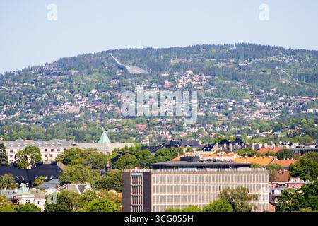OSLO, NORVEGIA - 31 MAGGIO 2023 Holmenkollbakken grande collina di salto con gli sci da lontano Foto Stock