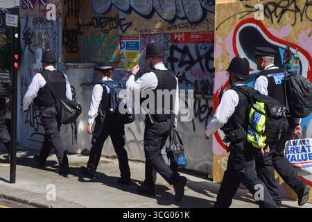Londra, Regno Unito. 25 agosto 2025. Gli agenti di polizia arrivano il secondo giorno del Carnevale di Notting Hill 2025. L'evento annuale, con radici nella cultura caraibica, è il più grande Street party in Europa. Crediti: Vuk Valcic/Alamy Live News Foto Stock