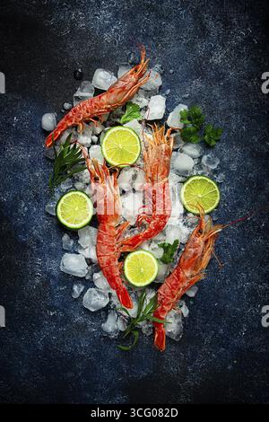 Langoustines, australiano, fresco ghiacciato sul ghiaccio, vista dall'alto, lime e verdi Foto Stock