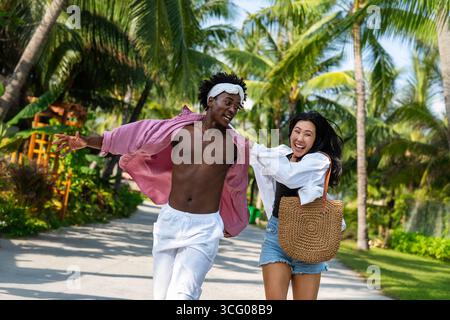 Vivace avventura estiva in spiaggia. Felice, attivo e gratuito. Goditi gli sport acquatici, il sole e la bellezza dell'oceano per una vacanza perfetta Foto Stock