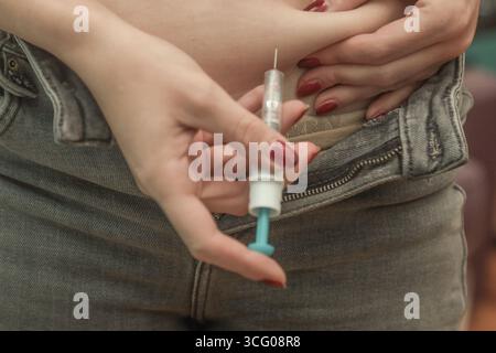 DATA RECORD NON DICHIARATA frau spritzt sich blutverdünner in deie bauchfalte frau spritzt sich blutverdünner in deie bauchfalte *** Woman inietta fluidificante del sangue nella piega dello stomaco la donna inietta fluidificante del sangue nella piega dello stomaco Foto Stock