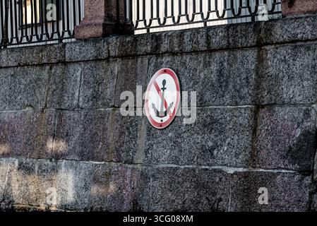 Il segnale del mare che vieta l'ancoraggio nell'acqua è appeso sull'argine del fiume canale nella città di San Pietroburgo Foto Stock