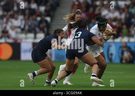 L'inglese Sadia Kabeya combatte con l'americana Ilona Maher durante la Women's Rugby World Cup 2025 Pool, Una partita tra Inghilterra e Stati Uniti d'America allo Stadium of Light di Sunderland, venerdì 22 agosto 2025. (Foto: Mark Fletcher | mi News) crediti: MI News & Sport /Alamy Live News Foto Stock