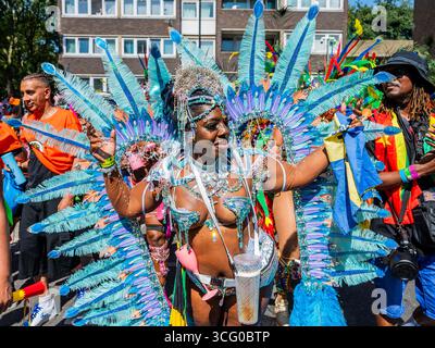 Londra, Regno Unito. 25 agosto 2025. La tribù Riddim - il lunedì del Carnevale di Notting Hill. L'evento annuale sulle strade del Royal Borough di Kensington e Chelsea, durante il fine settimana delle festività di agosto. È guidata da membri della comunità britannica delle Indie occidentali e attrae circa un milione di persone ogni anno, rendendolo uno dei più grandi festival di strada del mondo. Crediti: Guy Bell/Alamy Live News Foto Stock