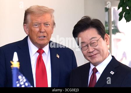 Washington, Stati Uniti. 25 agosto 2025. Il presidente DEGLI STATI UNITI Donald Trump saluta il presidente sudcoreano Lee Jae-myung prima del loro incontro alla Casa Bianca a Washington il 25 agosto 2025. Foto di Yuri Gripas/ABACAPRESS.COM credito: Abaca Press/Alamy Live News Foto Stock