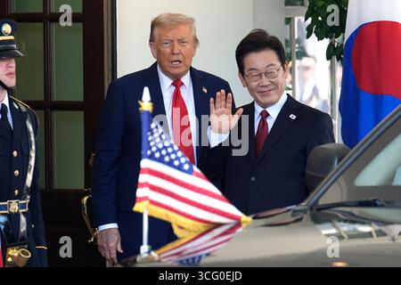 Washington, Stati Uniti. 25 agosto 2025. Il presidente DEGLI STATI UNITI Donald Trump saluta il presidente sudcoreano Lee Jae-myung prima del loro incontro alla Casa Bianca a Washington il 25 agosto 2025. Foto di Yuri Gripas/ABACAPRESS.COM credito: Abaca Press/Alamy Live News Foto Stock