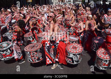 Londra, Regno Unito. 25 agosto 2025. I batteristi si esibiscono in sfilata il secondo giorno del Carnevale di Notting Hill 2025. L'evento annuale, con radici nella cultura caraibica, è il più grande Street party in Europa. Credito: SOPA Images Limited/Alamy Live News Foto Stock