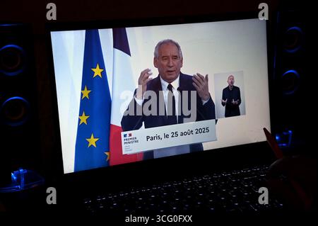 Marsiglia, Francia. 25 agosto 2025. Il primo ministro francese Francois Bayrou è stato visto su uno schermo di un computer durante una conferenza stampa. Il primo ministro francese Bayrou ha difeso la sua proposta di bilancio per l'austerità di 44 miliardi di euro per il bilancio 2026 durante una conferenza stampa televisiva. Credito: SOPA Images Limited/Alamy Live News Foto Stock