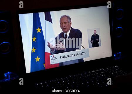 Marsiglia, Francia. 25 agosto 2025. Il primo ministro francese Francois Bayrou è stato visto su uno schermo di un computer durante una conferenza stampa. Il primo ministro francese Bayrou ha difeso la sua proposta di bilancio per l'austerità di 44 miliardi di euro per il bilancio 2026 durante una conferenza stampa televisiva. Credito: SOPA Images Limited/Alamy Live News Foto Stock